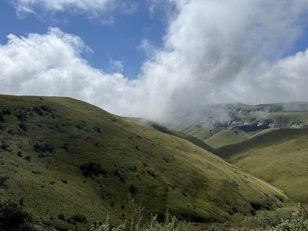 une vue d’une chaîne de montagnes avec des nuages dans le ciel