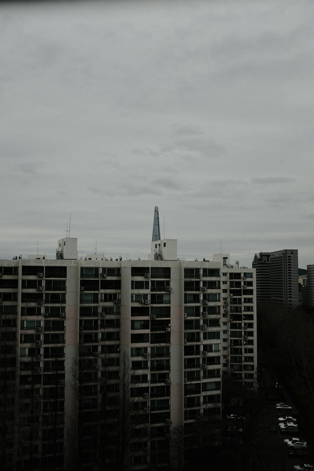 un edificio alto con un campanile in cima