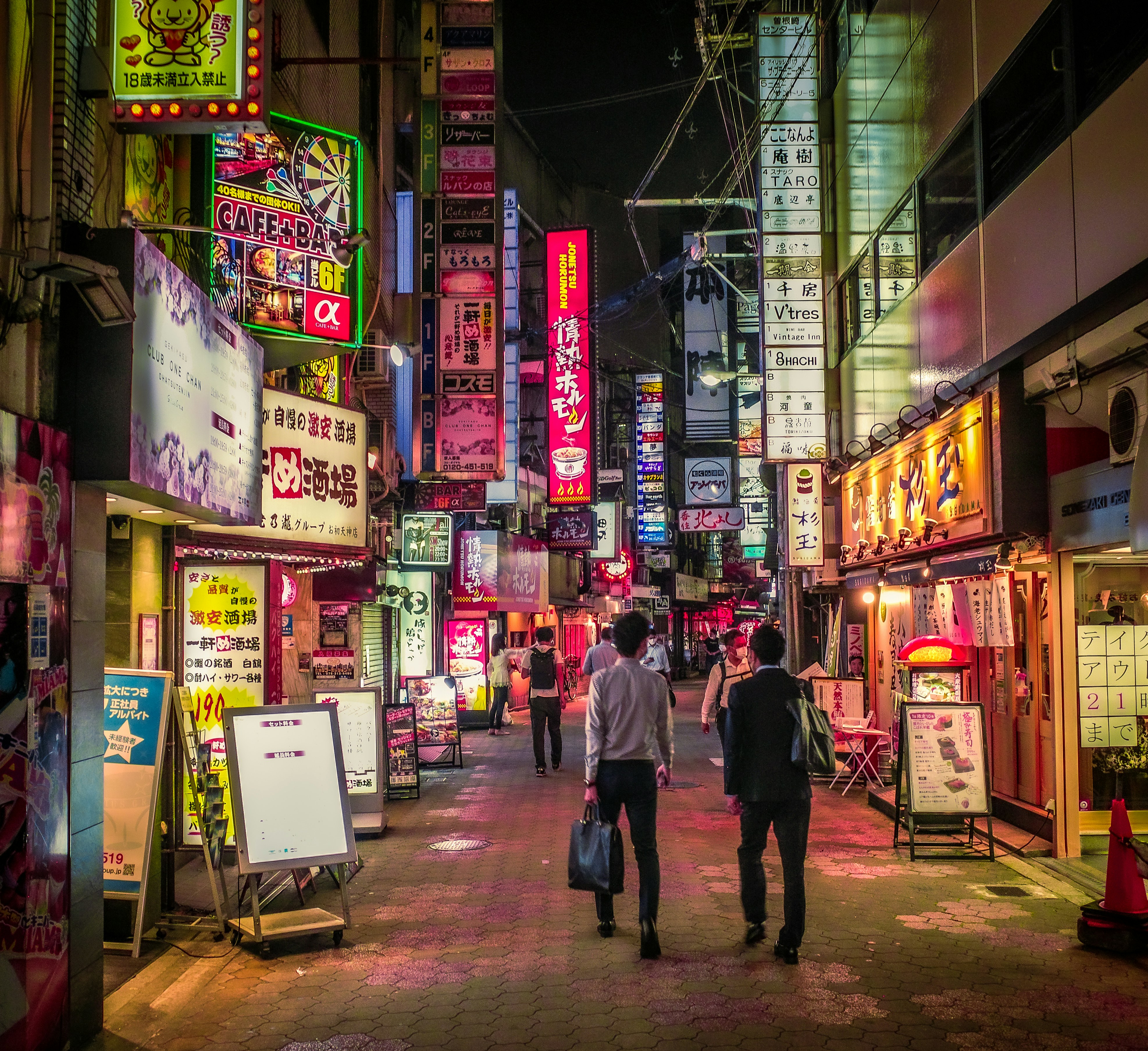 2024-07-27 - 在社會打滾多年後，是否已經忘了如何開懷大笑的觸發情緒閾值與臉頰肌肉的拉扯。

每一次的笑都顯得格外用力，怕別人看透自己對生活的無奈。

我真的笑到留累

