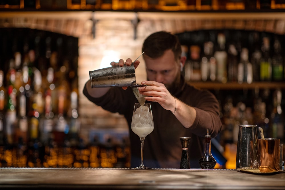 Ein Mann macht einen Drink in einer Bar