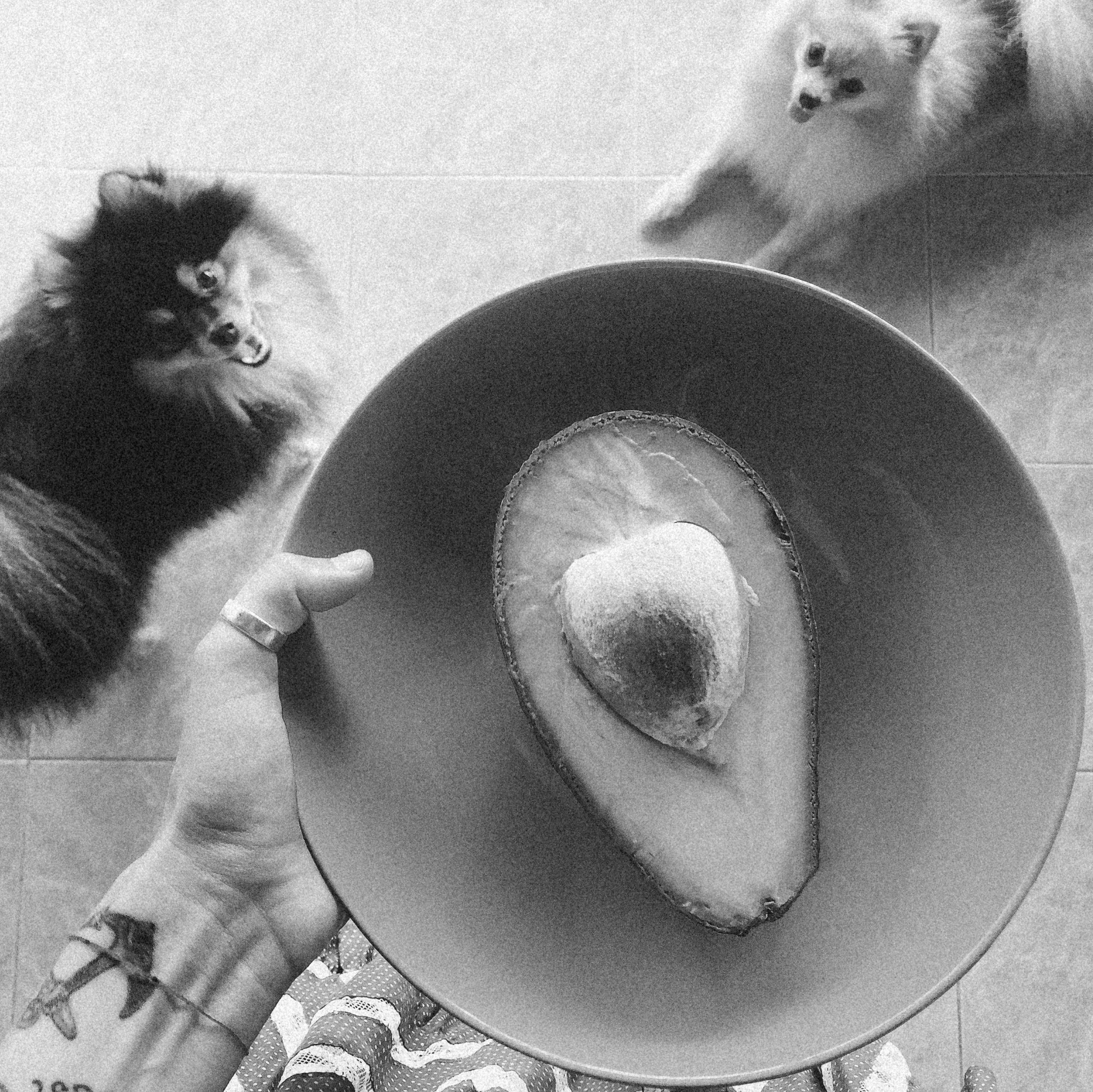 una persona sosteniendo un plato con una pieza de fruta en él