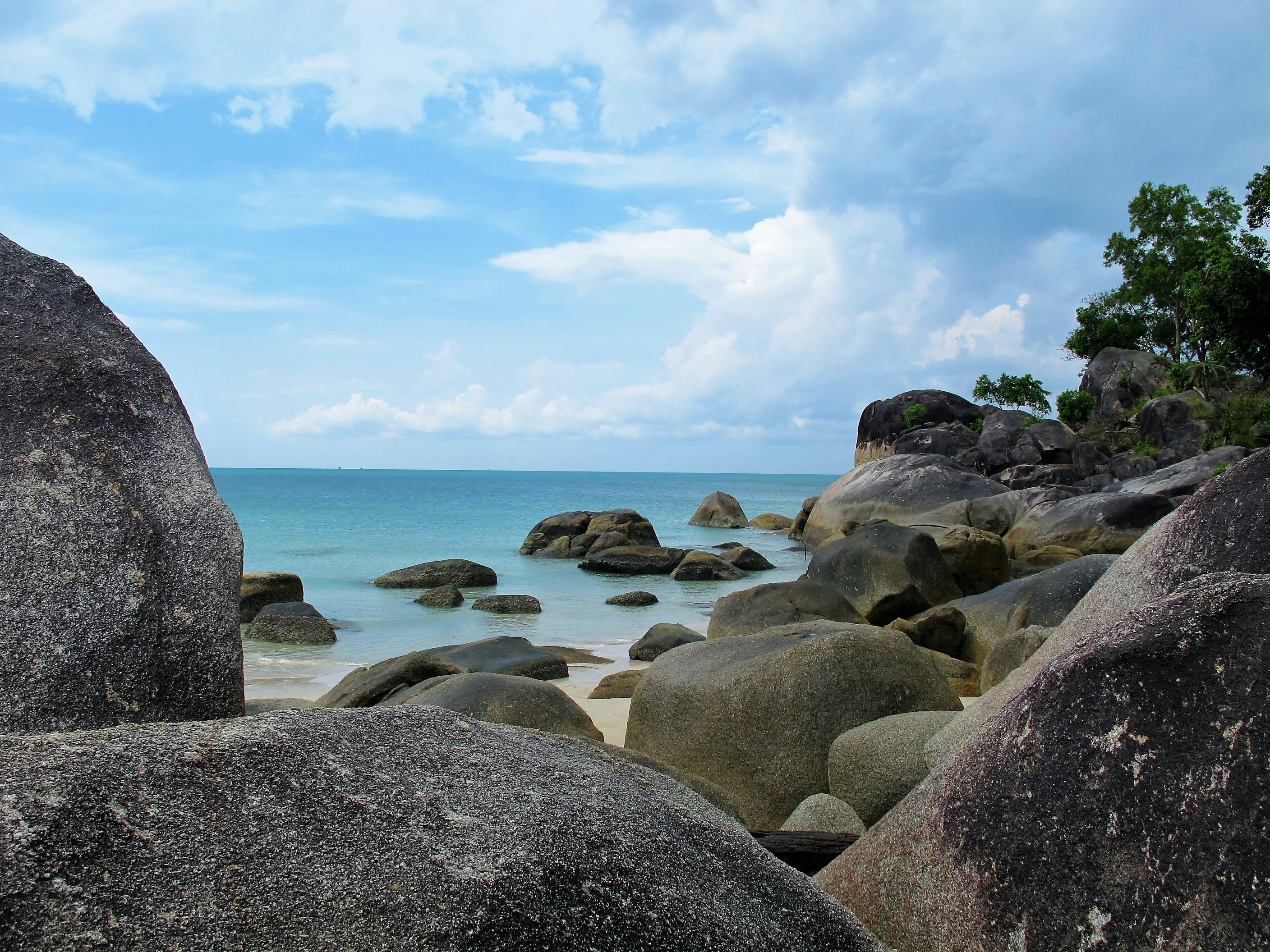 pantai dengan bebatuan besar dan badan air