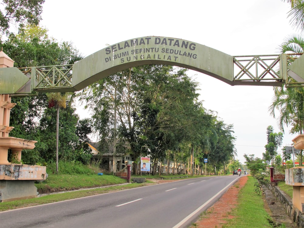 a street with a sign that says siam dating