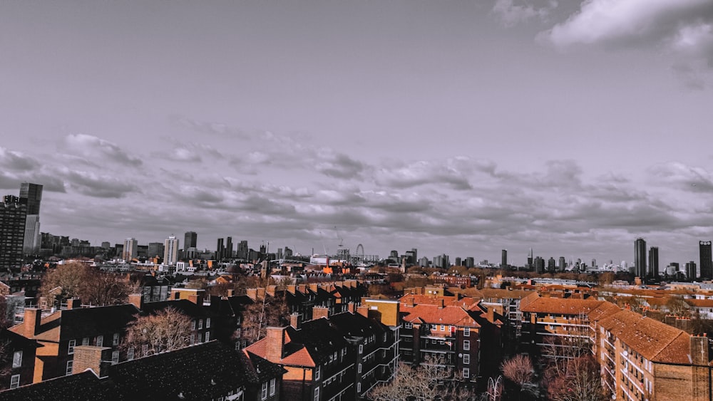 Ein Schwarz-Weiß-Foto der Skyline einer Stadt