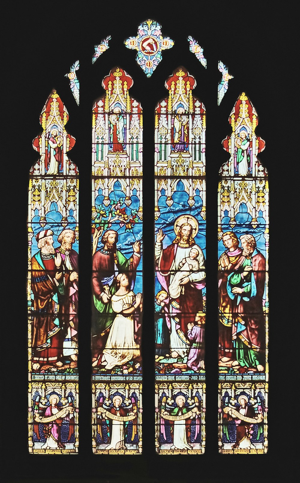 Ein Buntglasfenster, das die Geburt Jesu darstellt