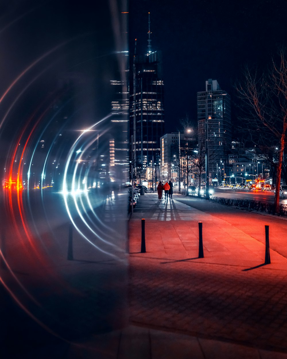 uma foto borrada de uma rua da cidade à noite