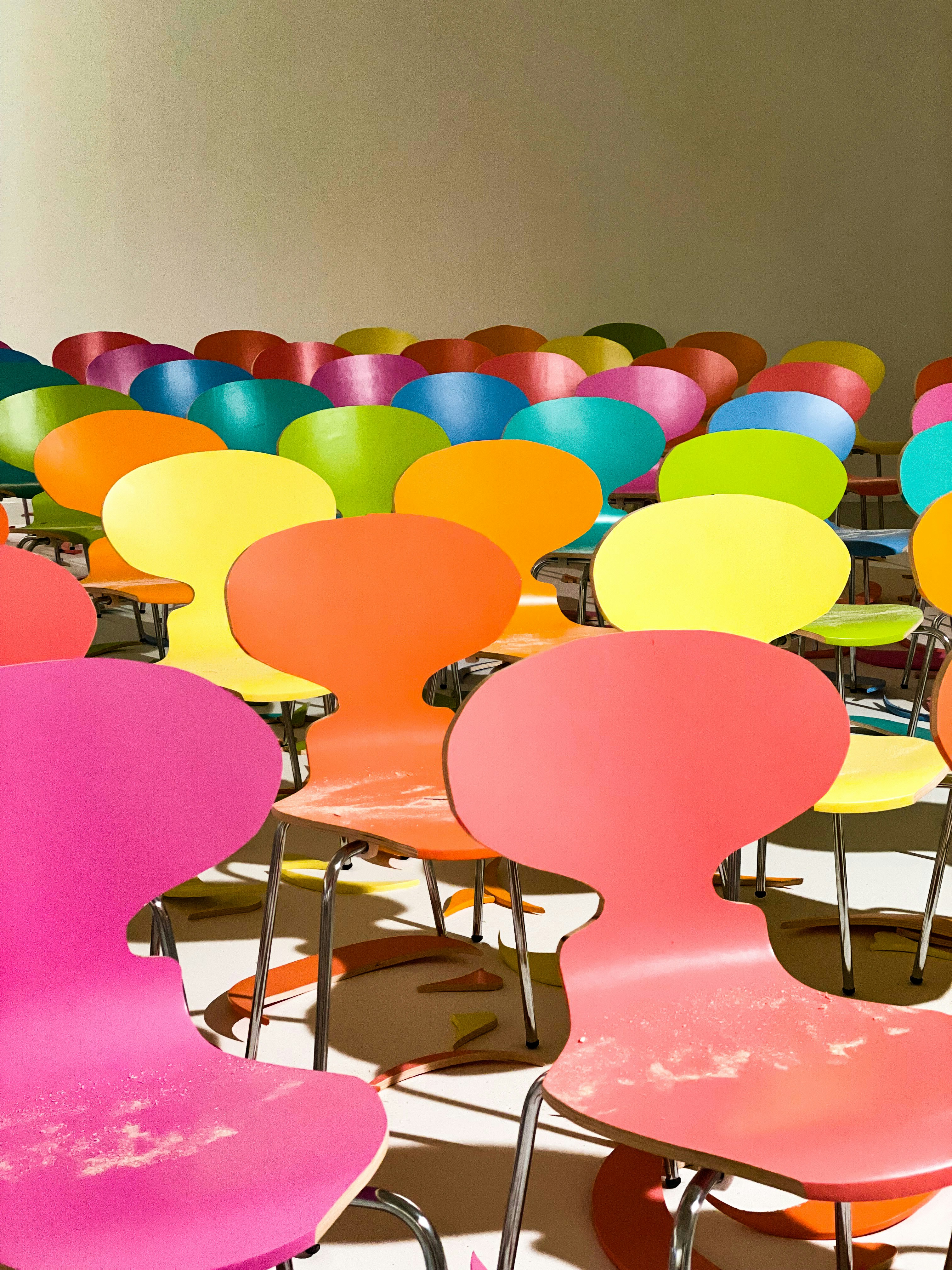 A room filled with lots of different colored chairs photo – Free Lille ...