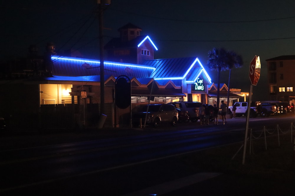 Ein Gebäude, das viele Lichter hat