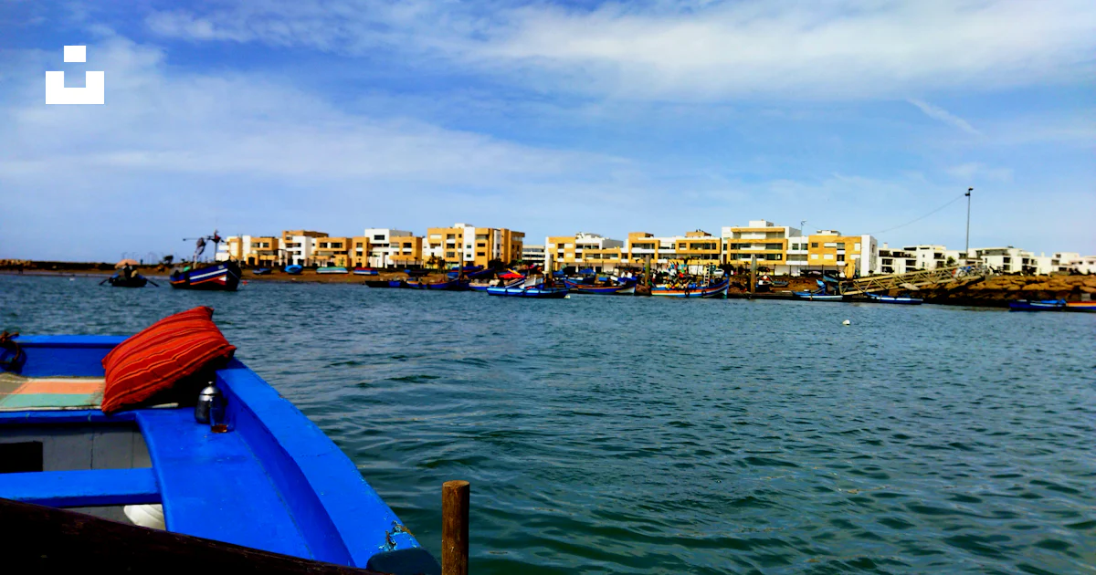 A blue boat sitting on top of a body of water photo – Free La marina ...