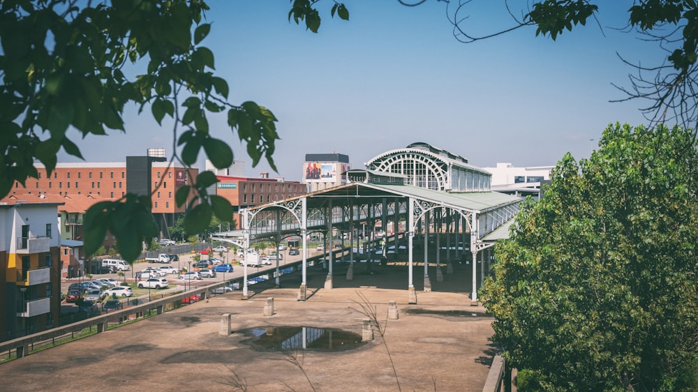 uma vista de uma estação de trem do outro lado da rua