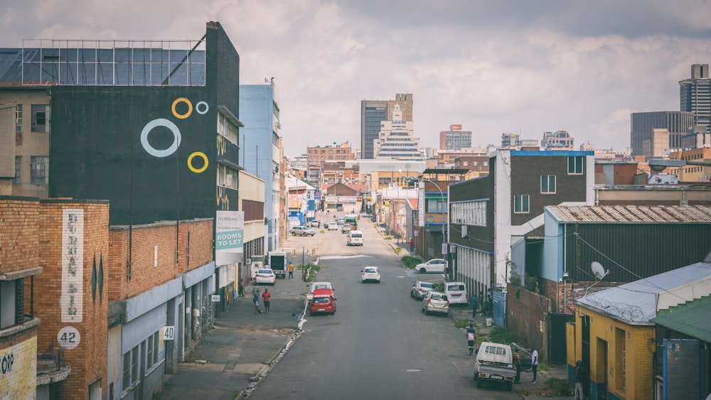 uma rua da cidade com carros estacionados em ambos os lados