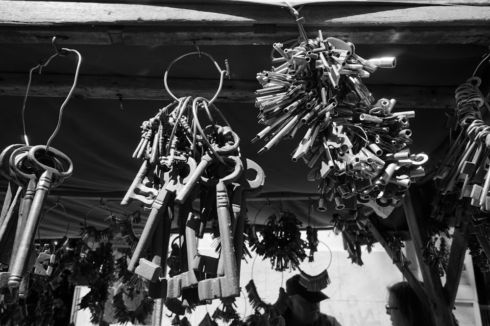a black and white photo of a bunch of keys