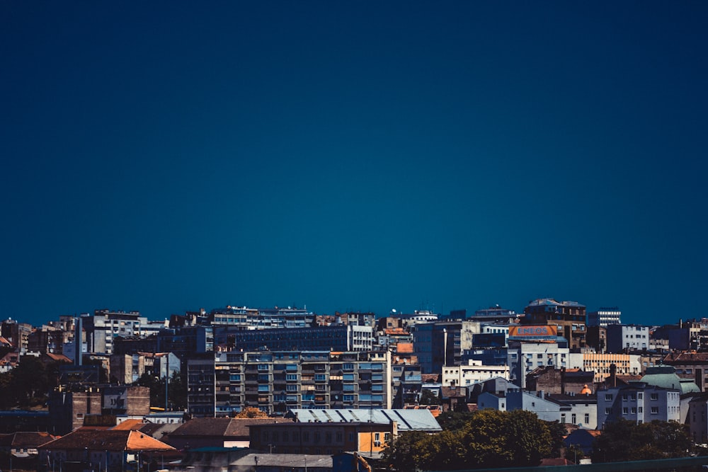 Blick auf eine Stadt mit einem Flugzeug, das am Himmel fliegt