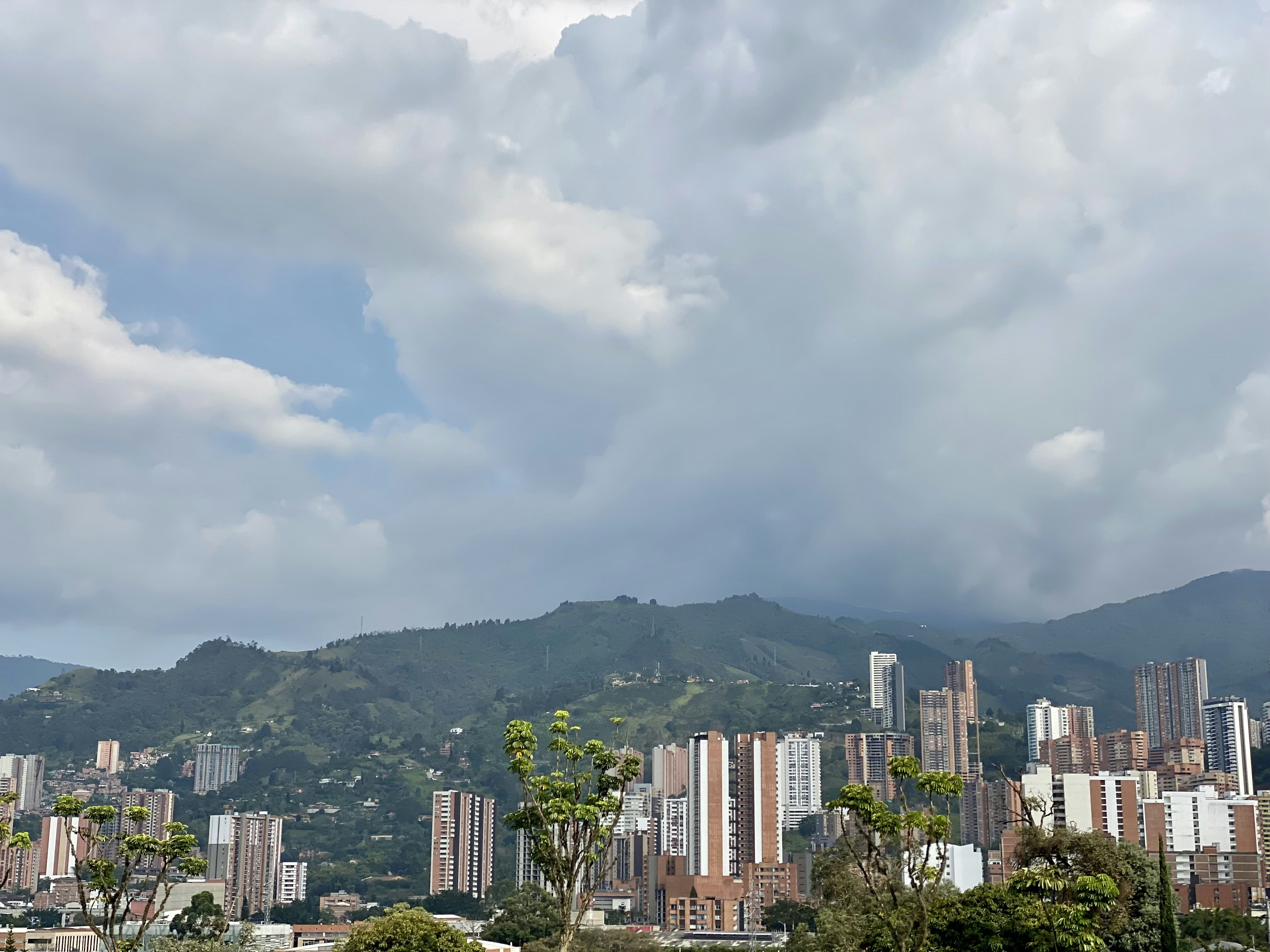 une vue d’une ville avec des montagnes en arrière-plan
