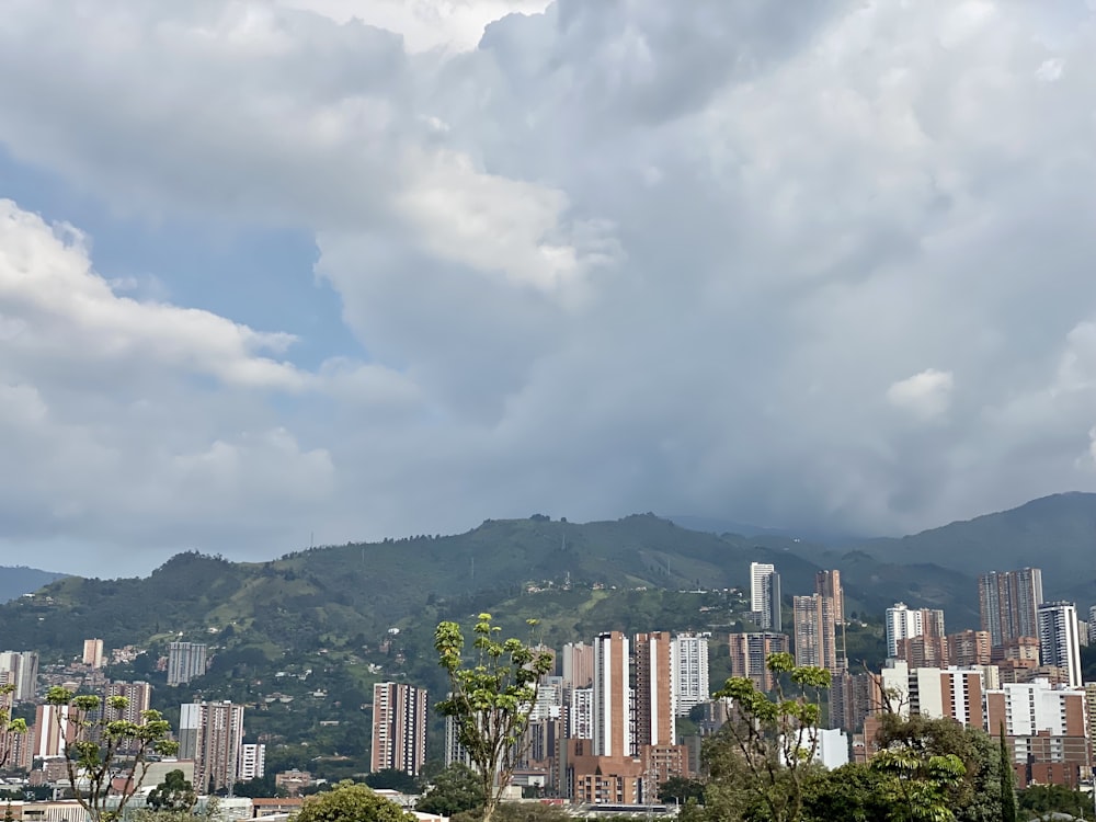 Una vista di una città con le montagne sullo sfondo