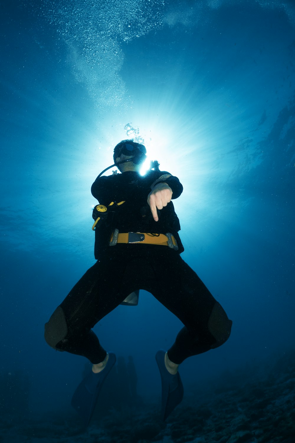 Ein Mann im Tauchanzug ist unter Wasser