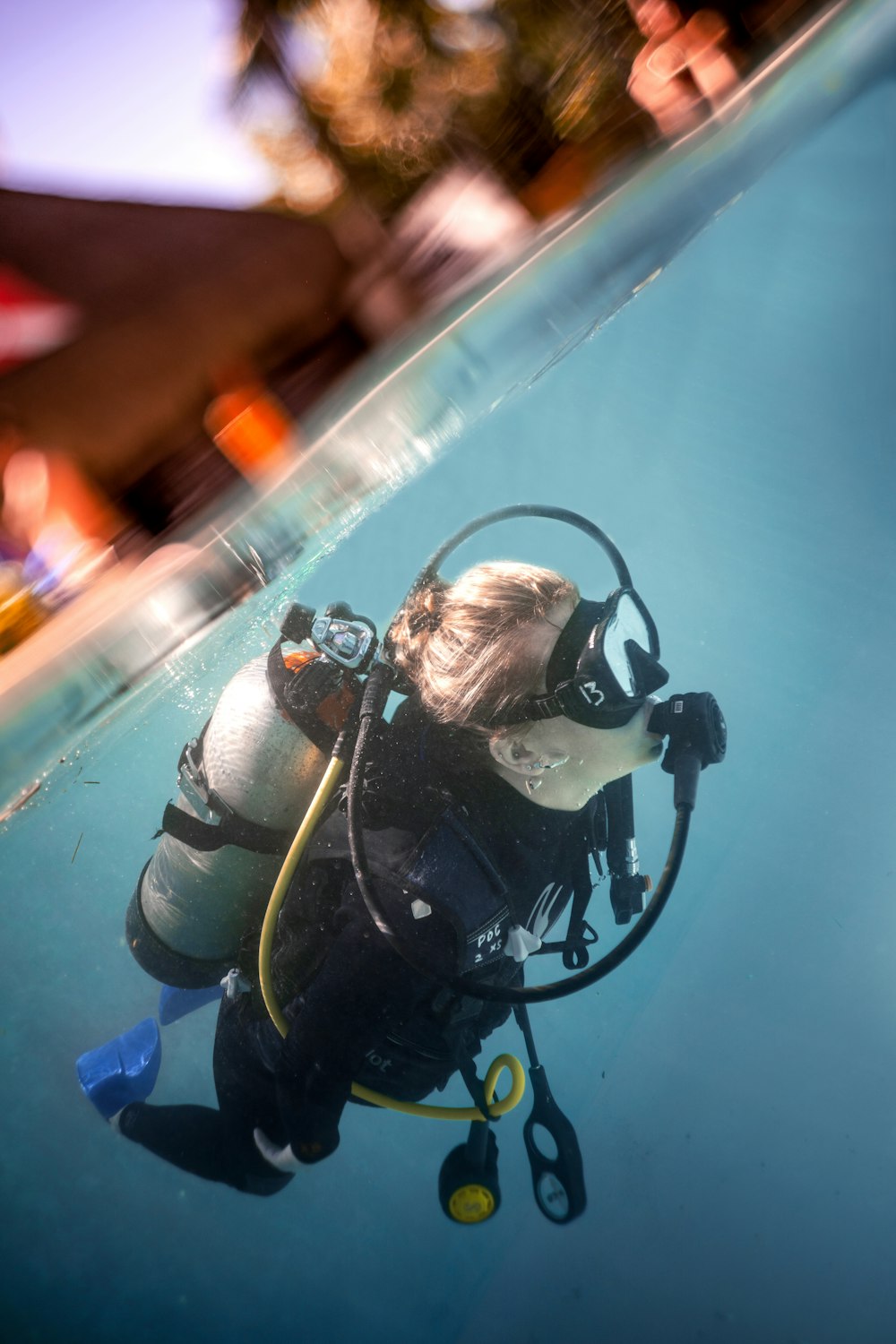 uma mulher mergulha na água com um dispositivo de mergulho