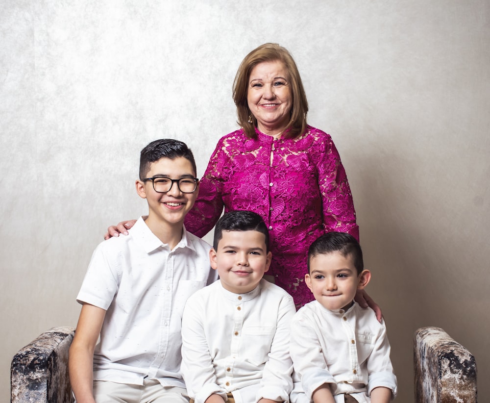 Una mujer y dos niños posan para una foto