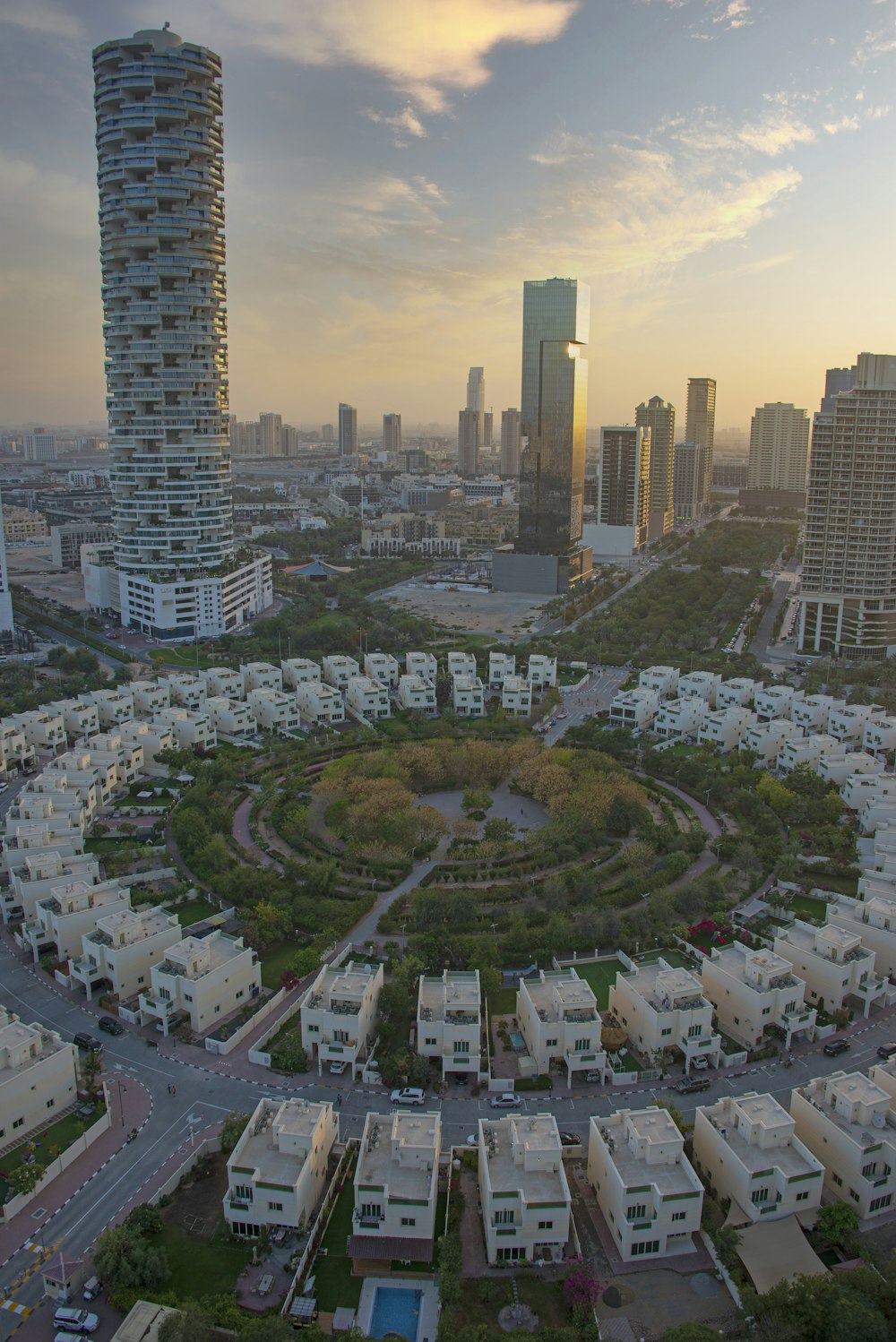 Una vista aérea de una ciudad con muchos edificios altos