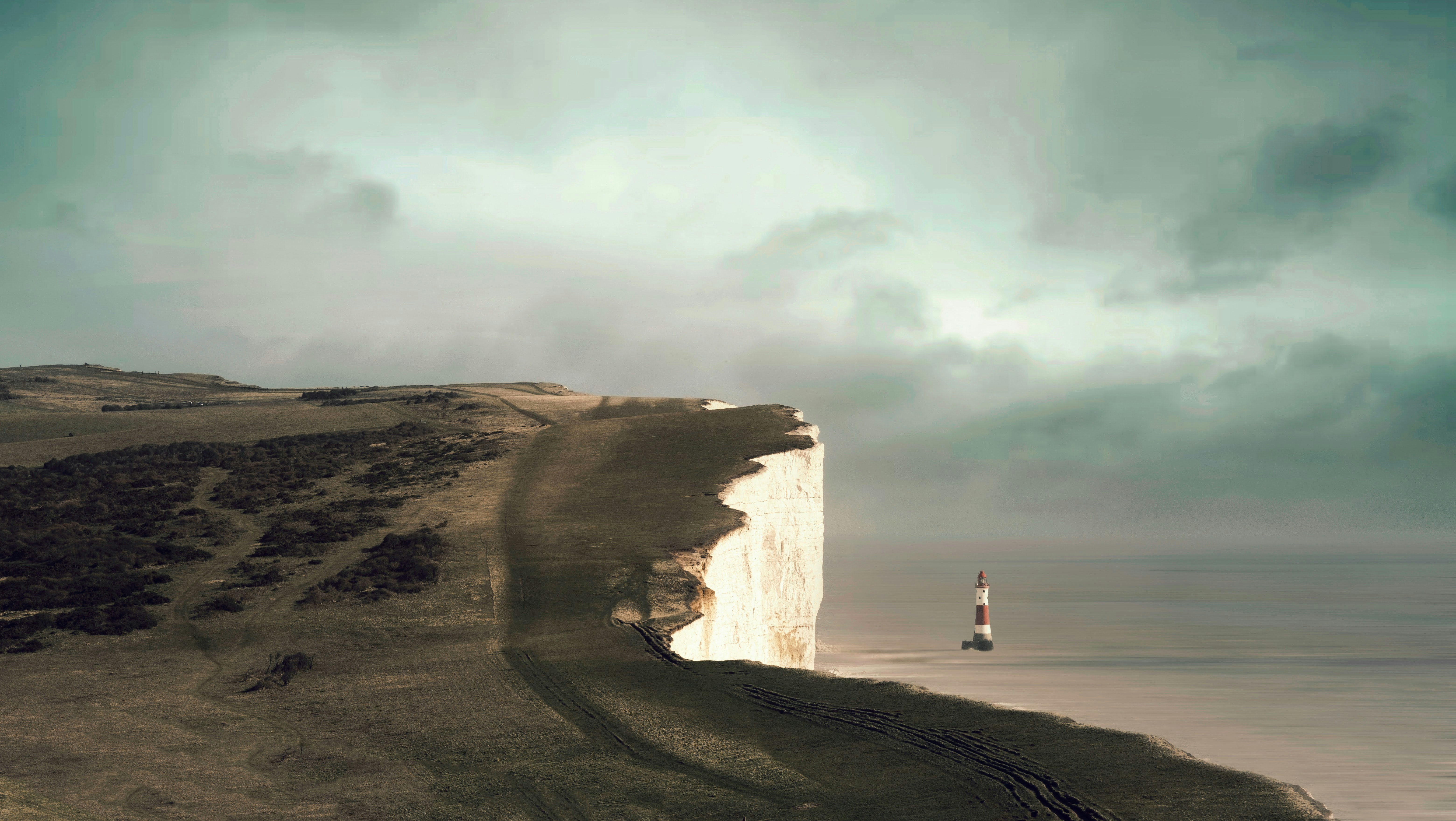 崖っぷちの灯台