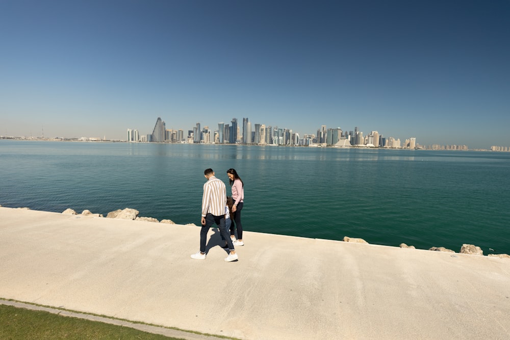 Dos personas de pie en una repisa con vistas a un cuerpo de agua