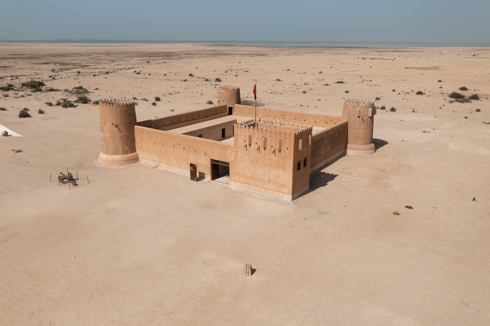 Un bâtiment au milieu d’un désert