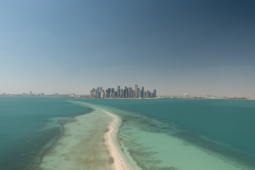 une vue sur une plage et une ville au loin