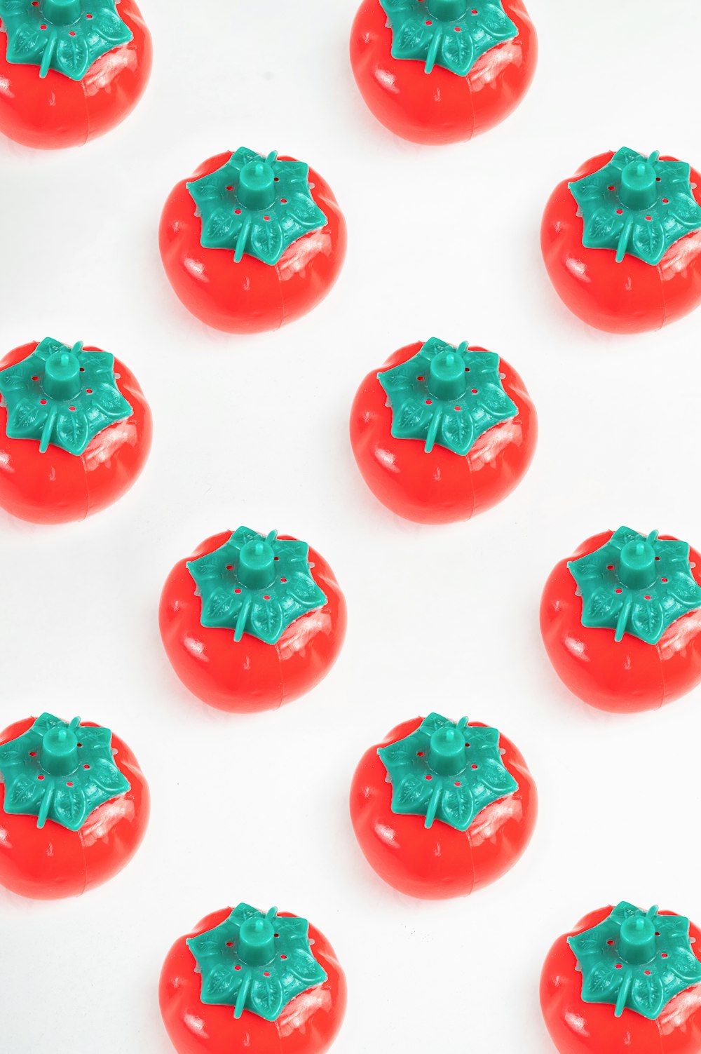 un groupe de boutons rouges et verts sur une surface blanche