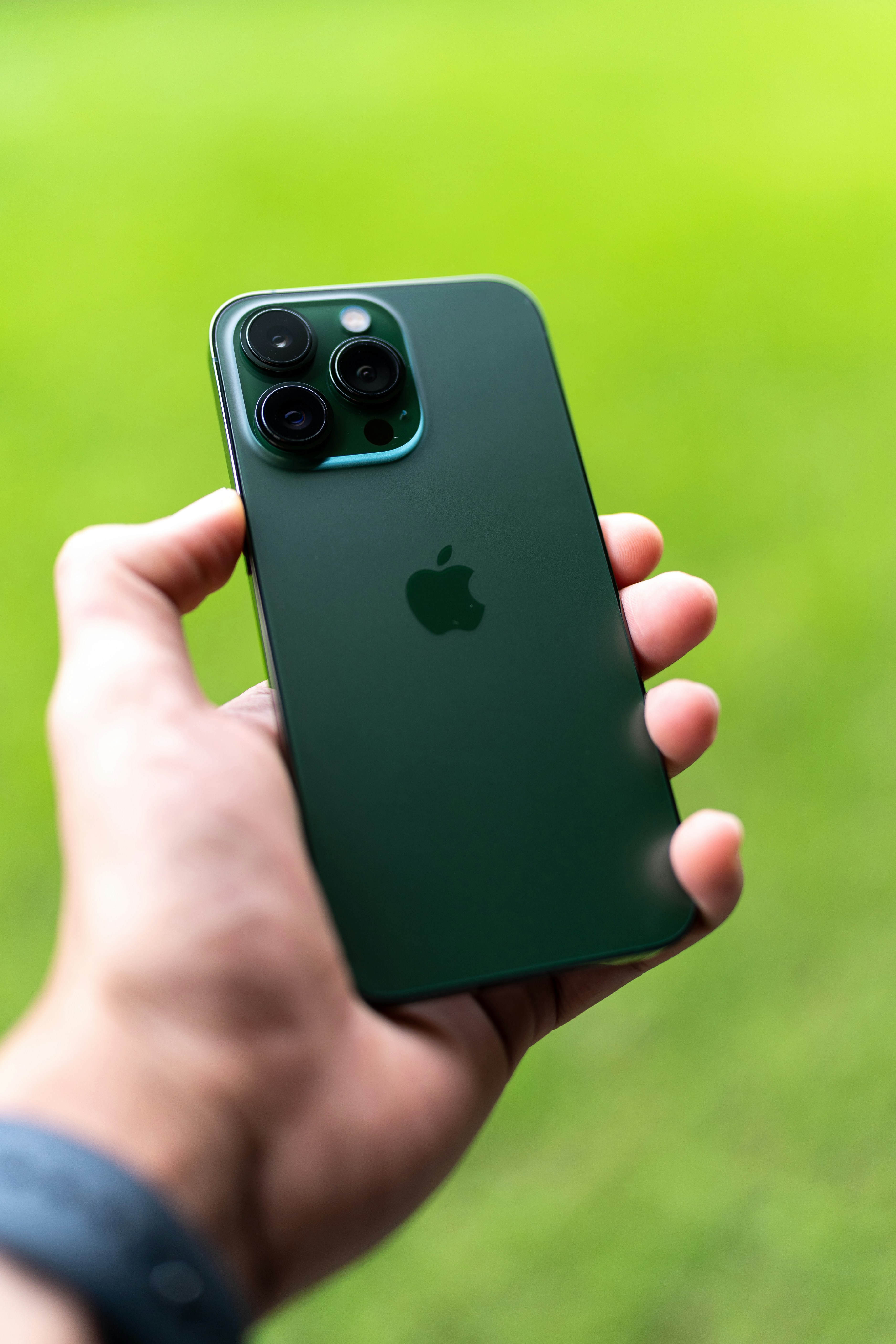 uma pessoa segurando um iphone na mão