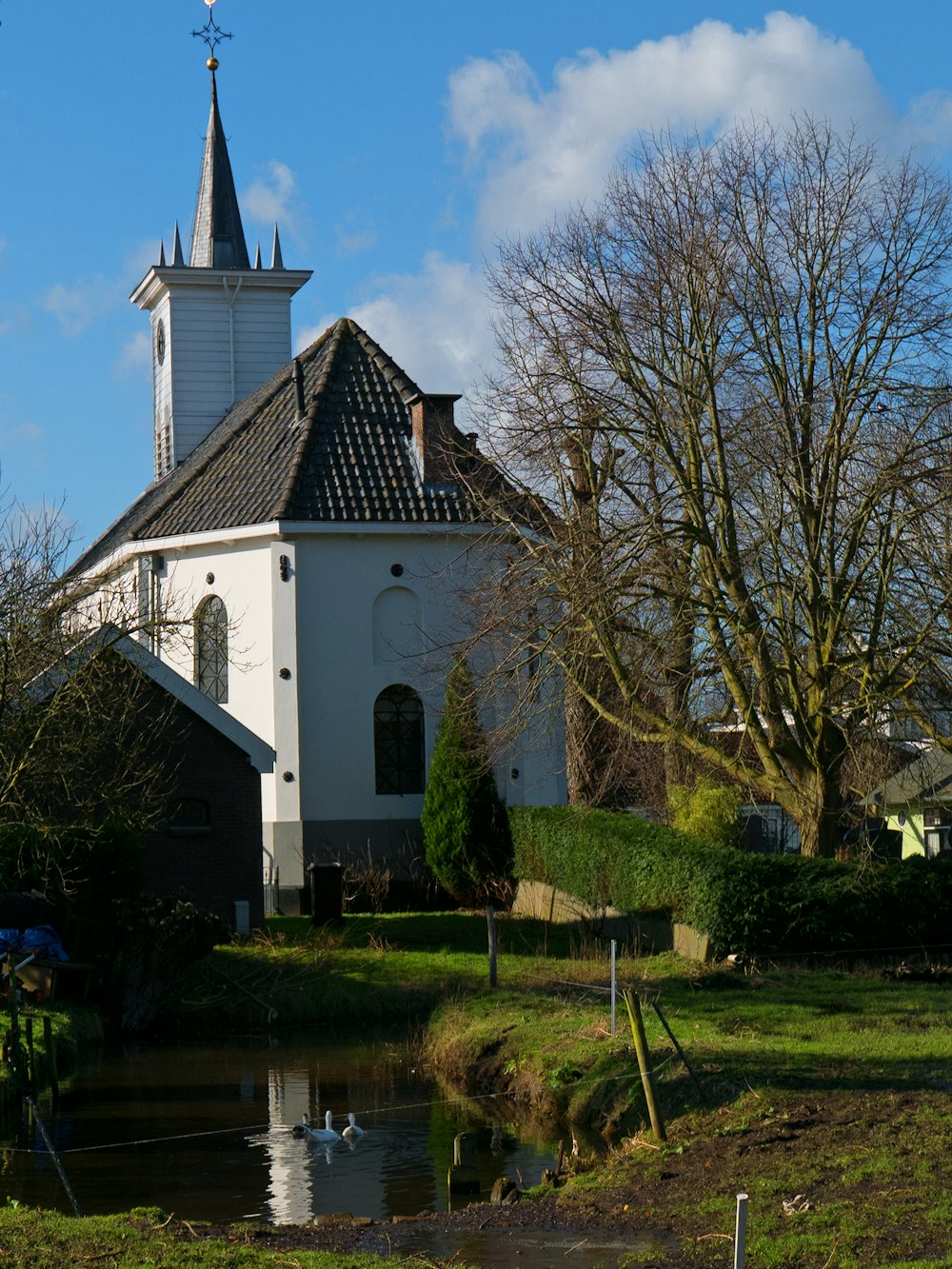 Una iglesia con un estanque frente a ella