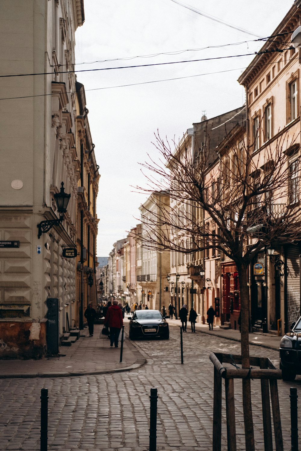 uma rua de paralelepípedos em uma cidade europeia