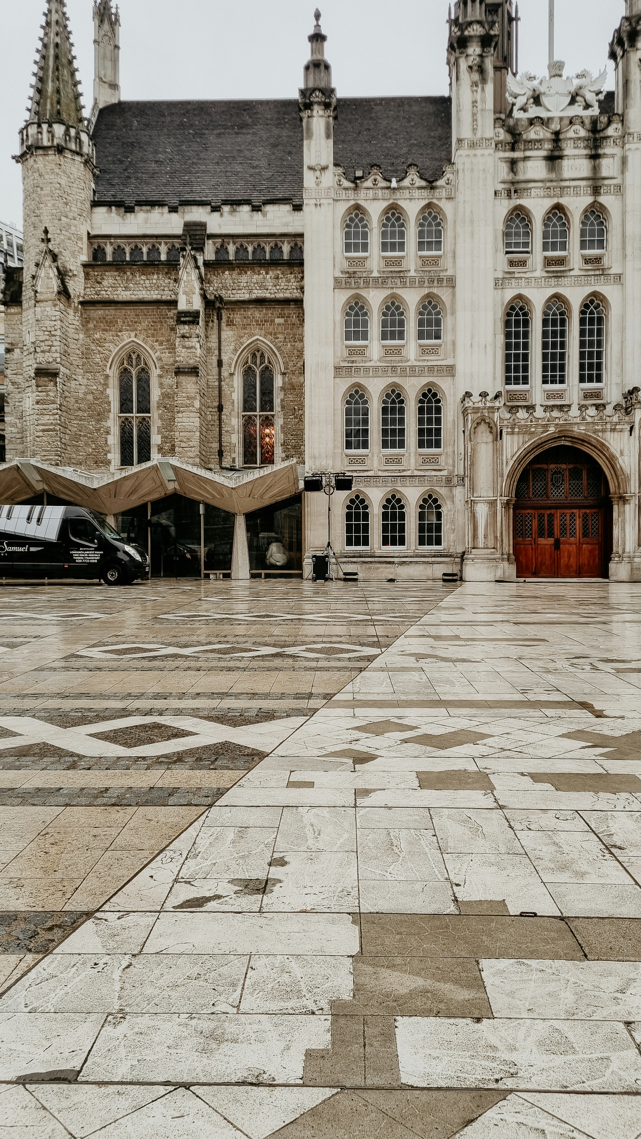 Ein großes Gebäude mit einer roten Tür davor