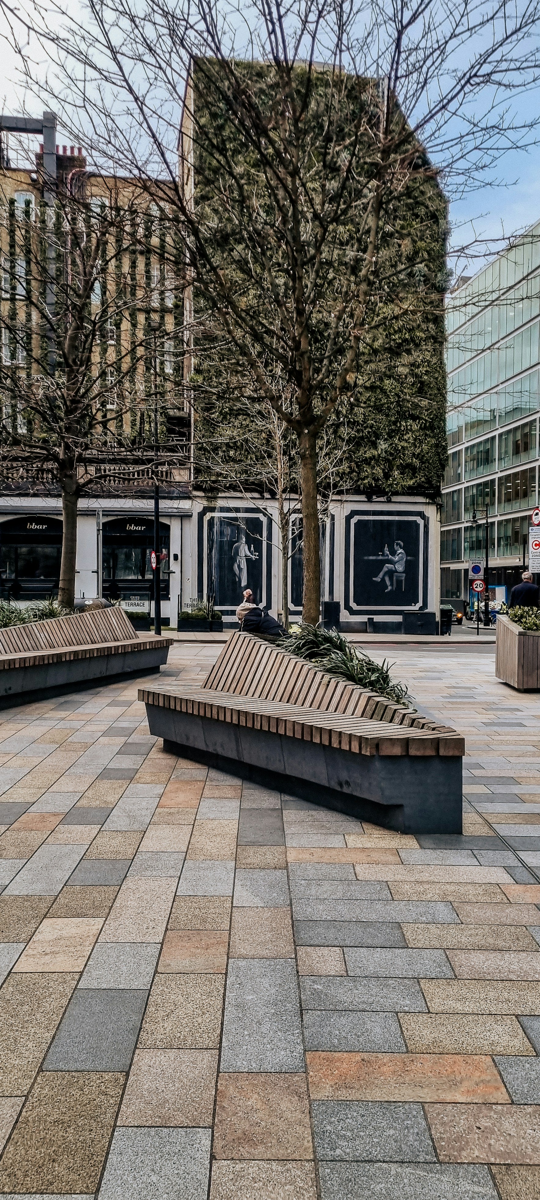 eine Holzbank mitten in einem Park