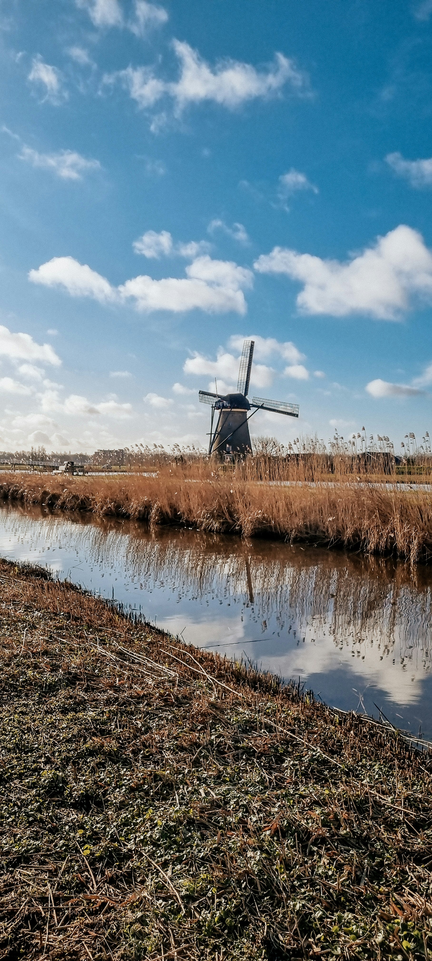 Eine Windmühle auf einem trockenen Rasenfeld