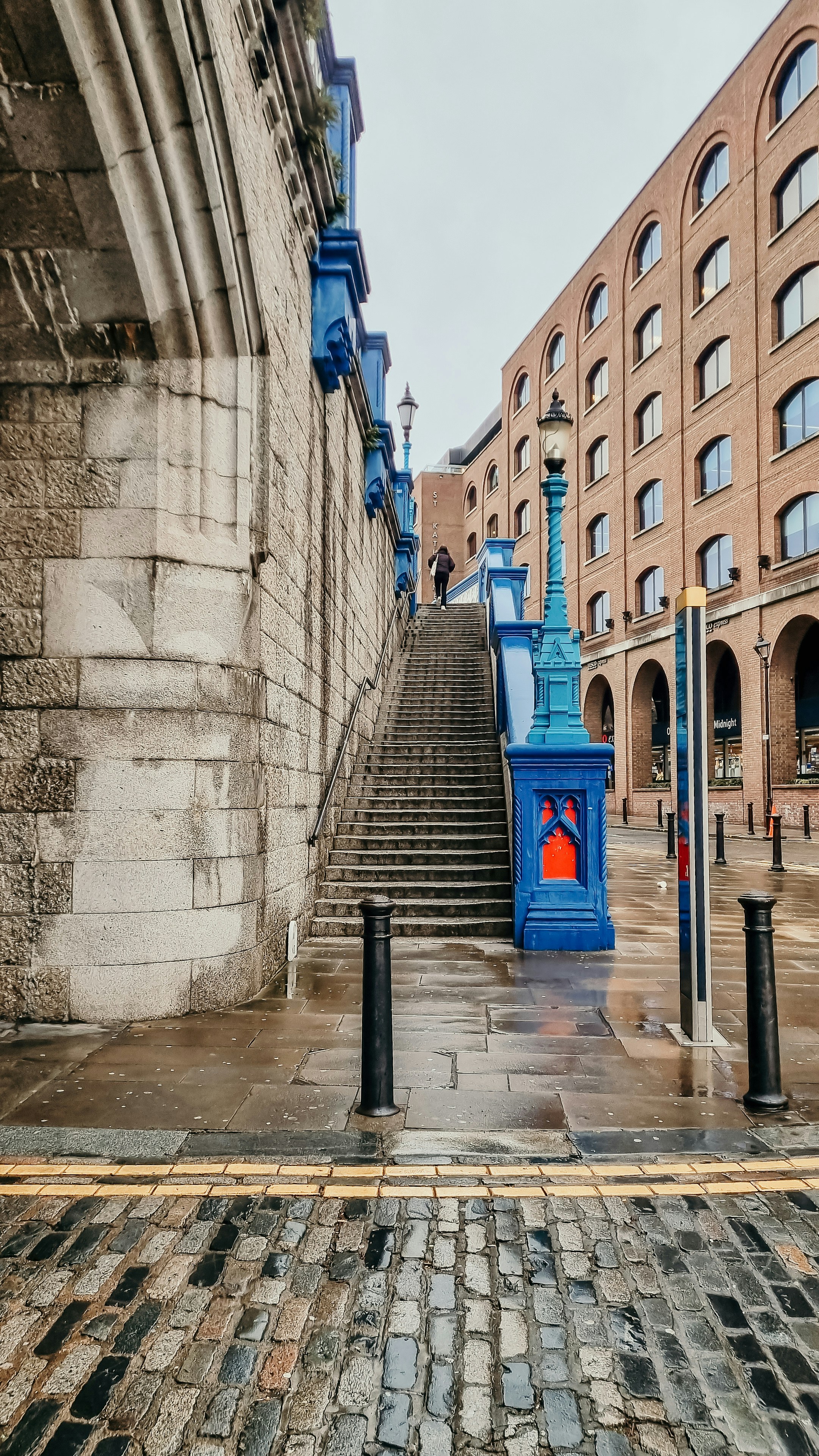 eine Treppe, die zu einem Gebäude führt