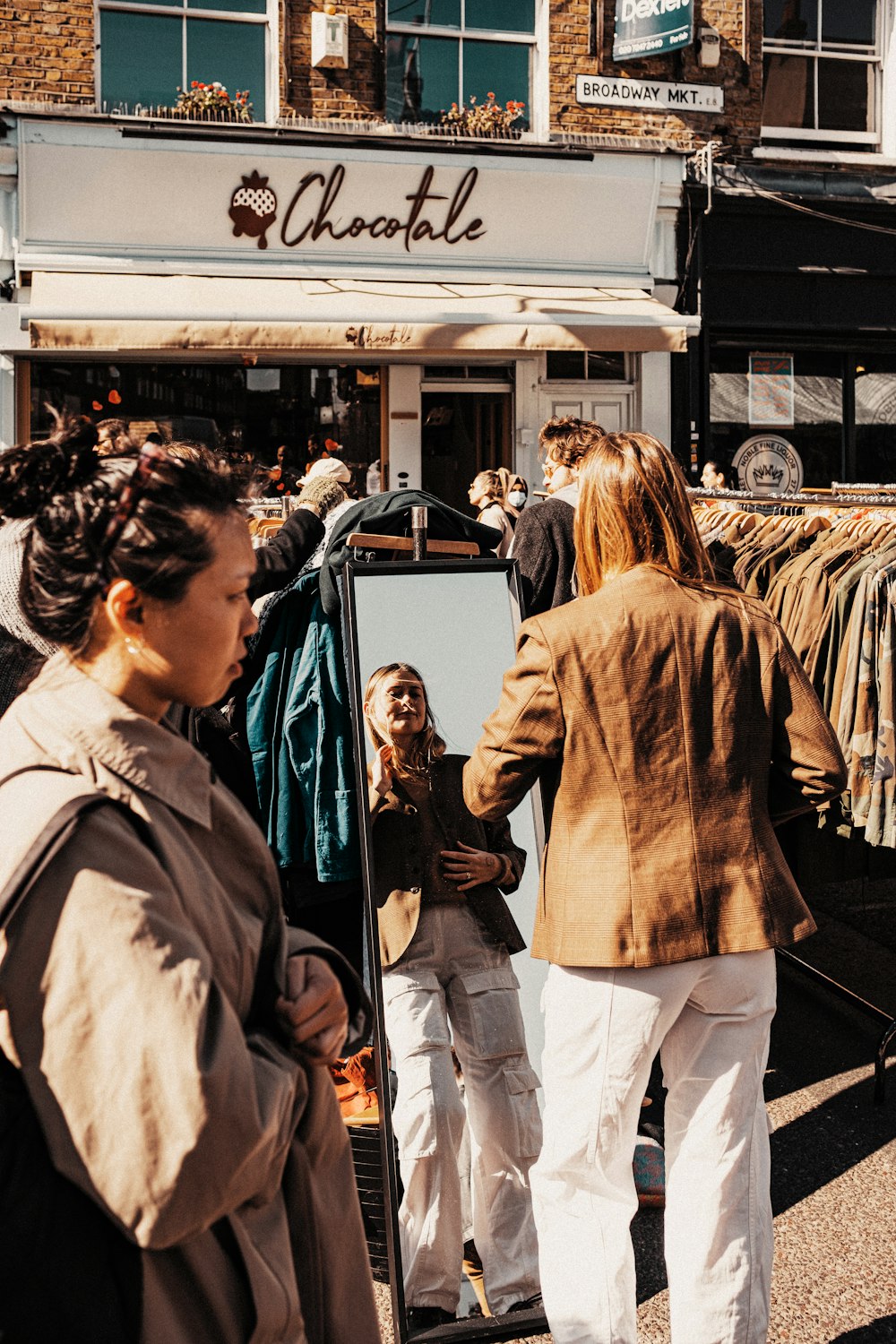 Un grupo de personas paradas afuera de una tienda de ropa