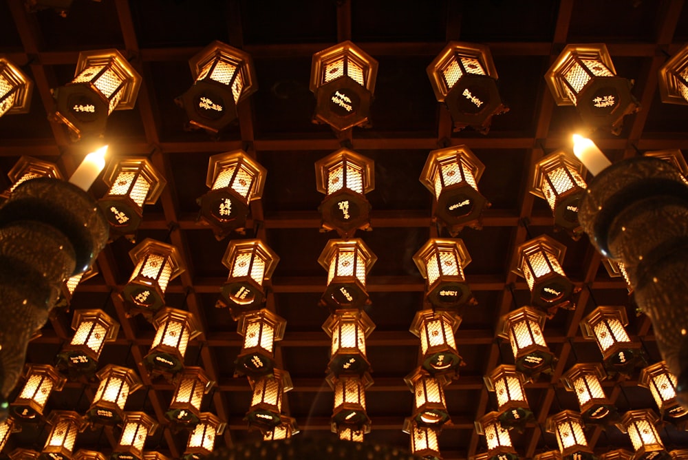 un plafond avec de nombreuses lampes suspendues sur ses côtés