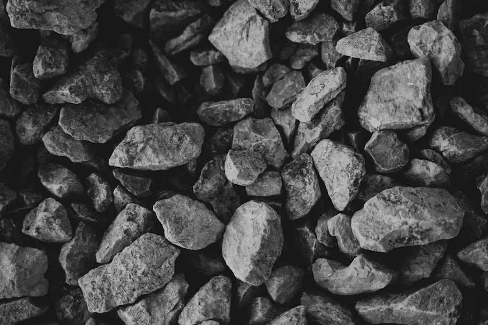 Ein Schwarz-Weiß-Foto von Felsen