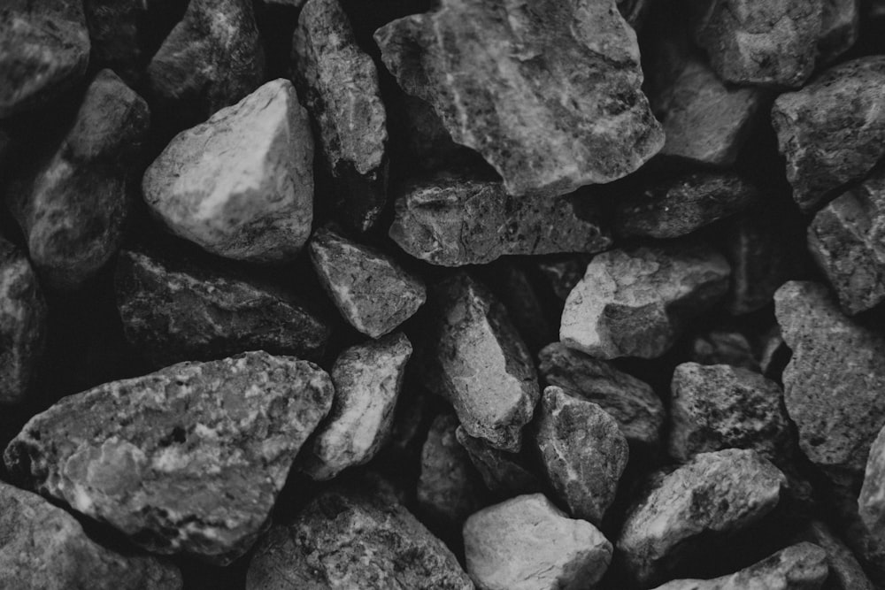 Schwarz-Weiß-Fotografie von Felsen