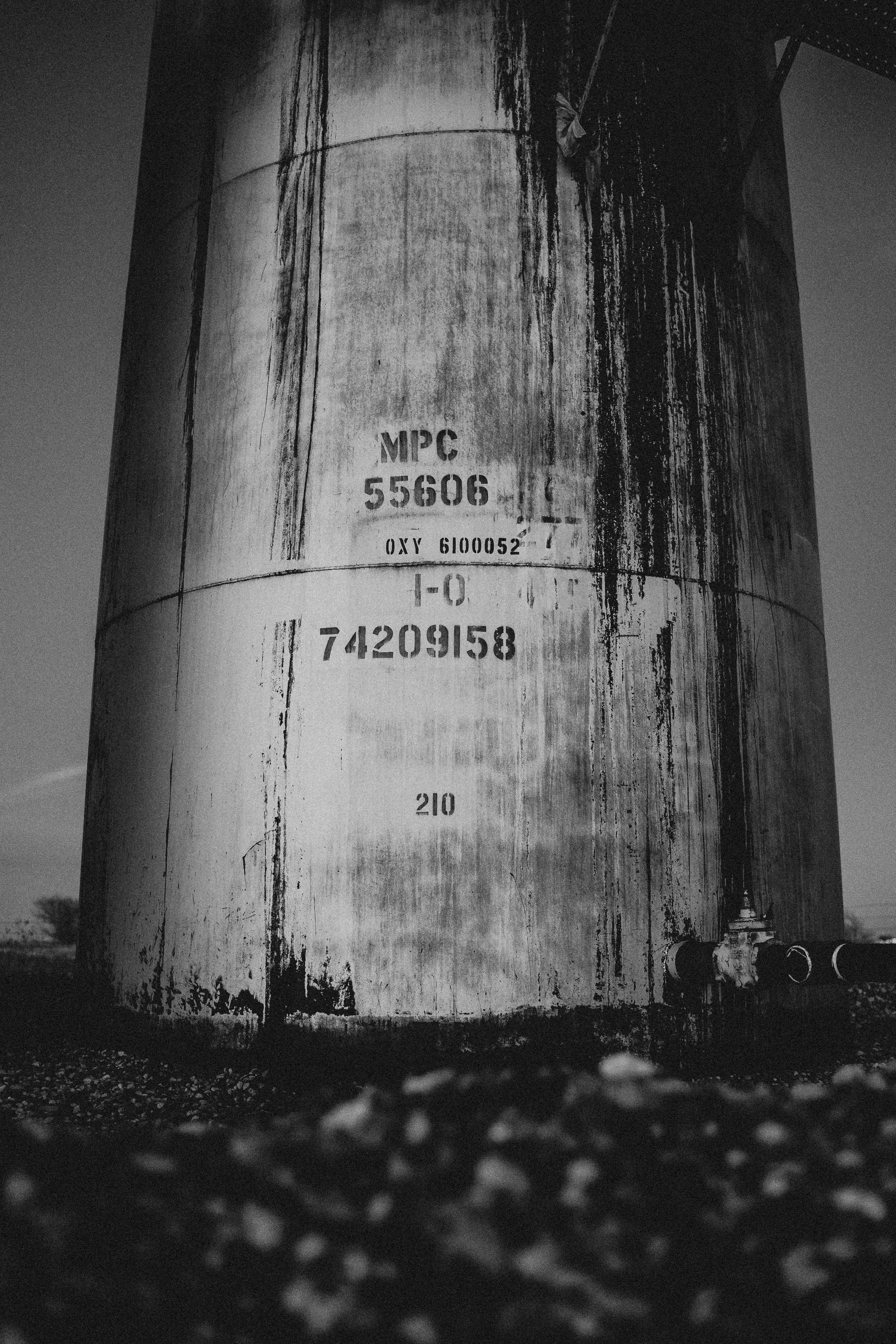 Un gran tanque de agua sentado en medio de un campo
