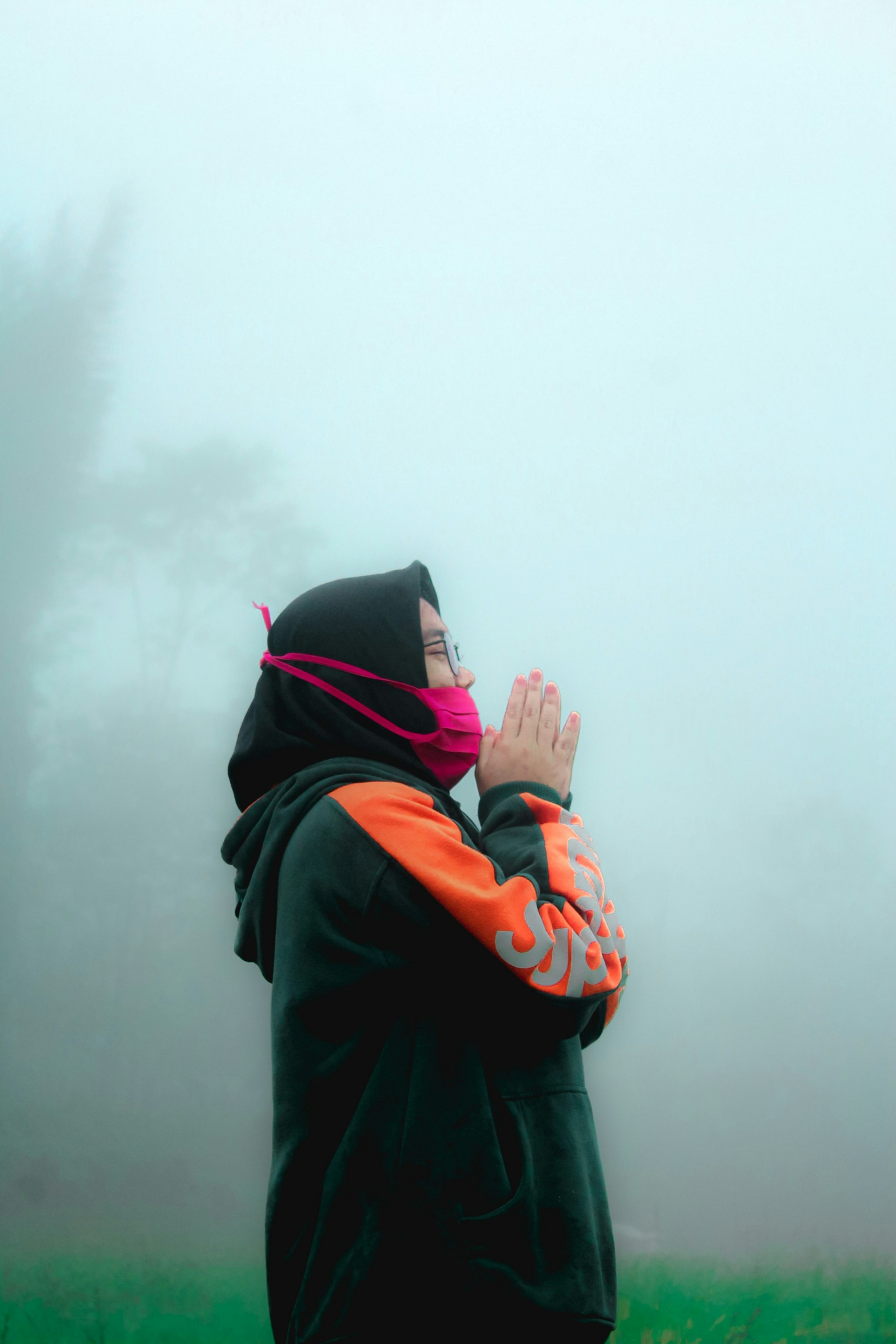 seseorang yang mengenakan hoodie berdiri di lapangan