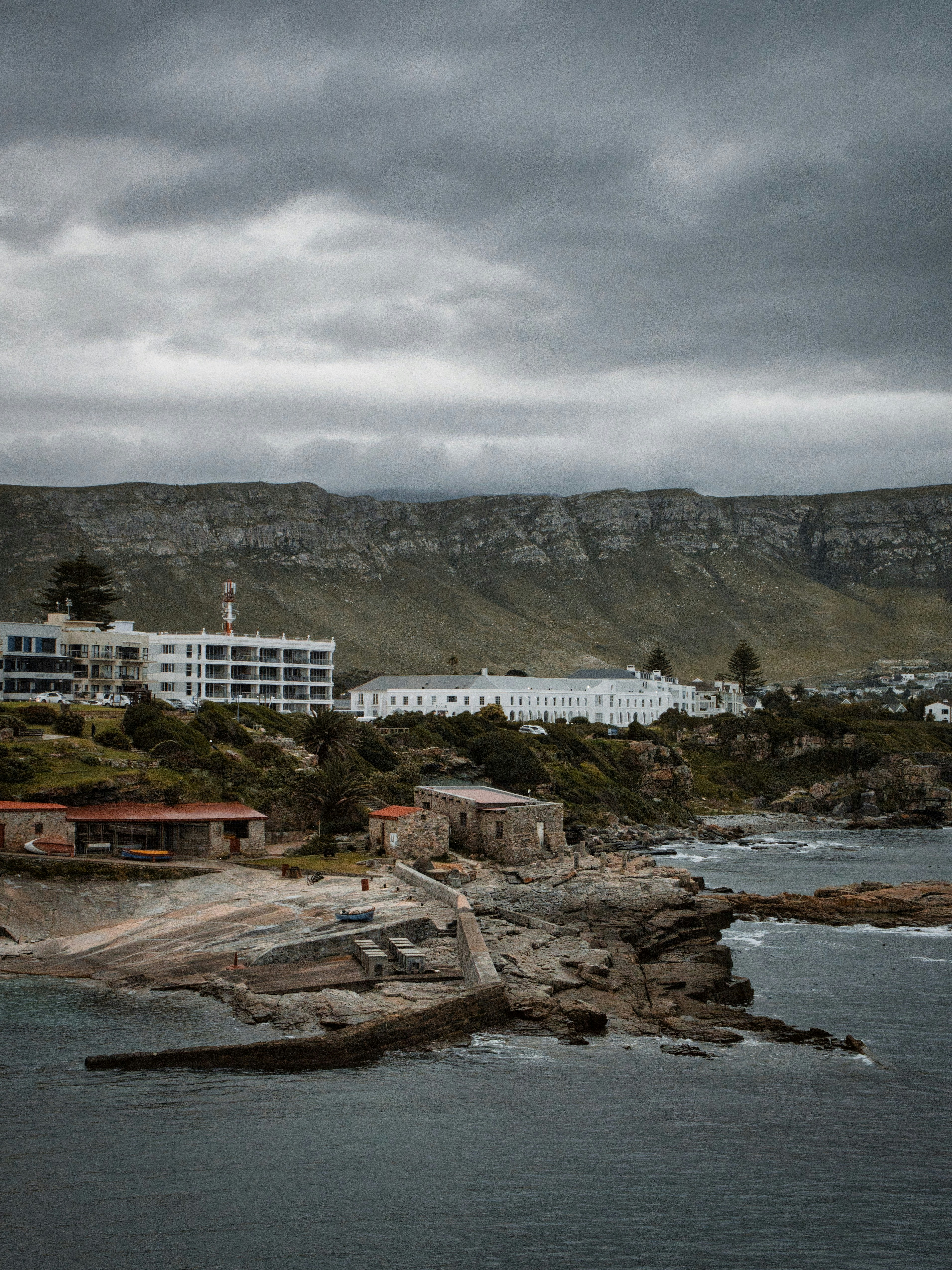 Una vista de un hotel desde el otro lado del agua