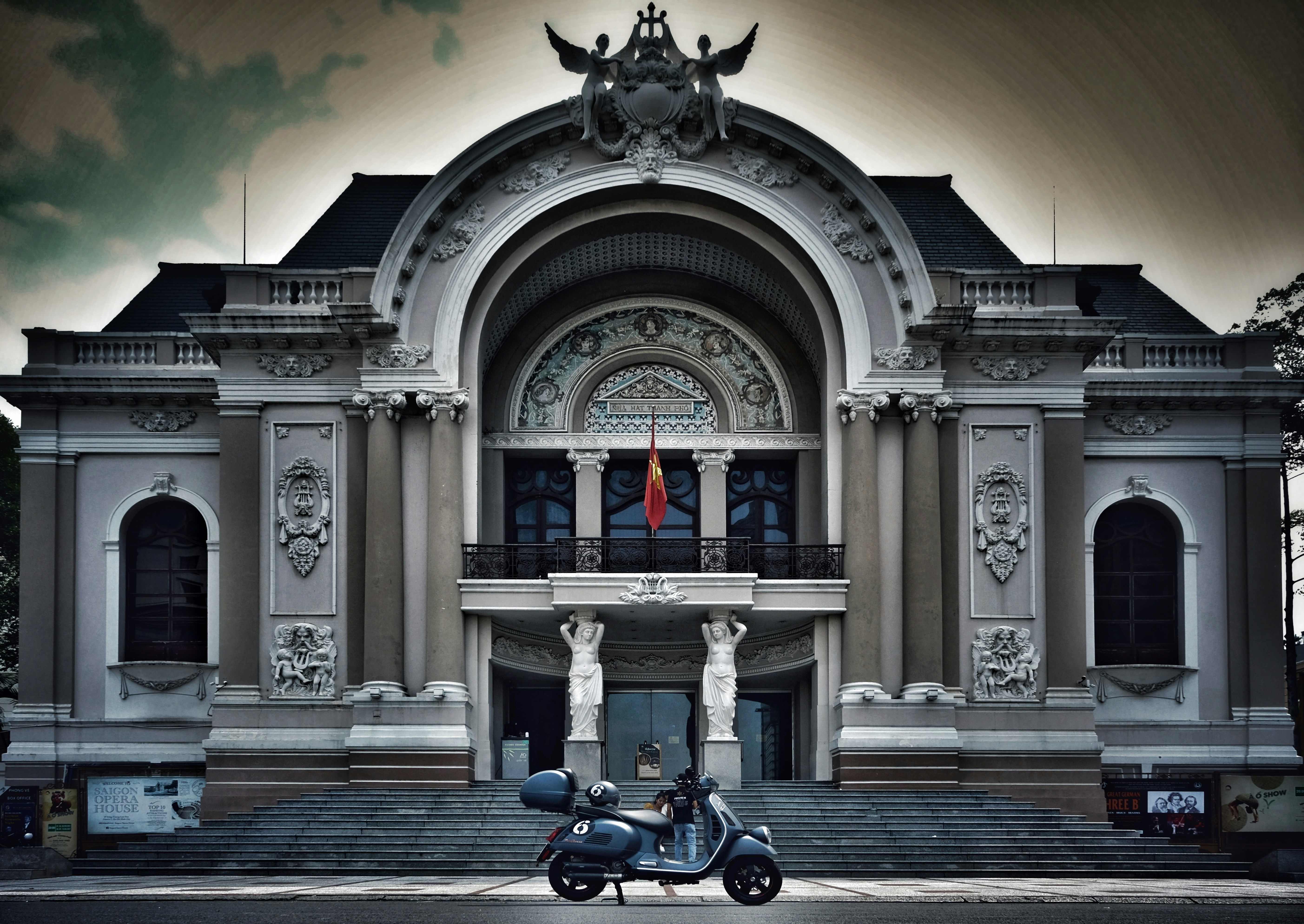 Ein Motorroller, der vor einem großen Gebäude geparkt ist