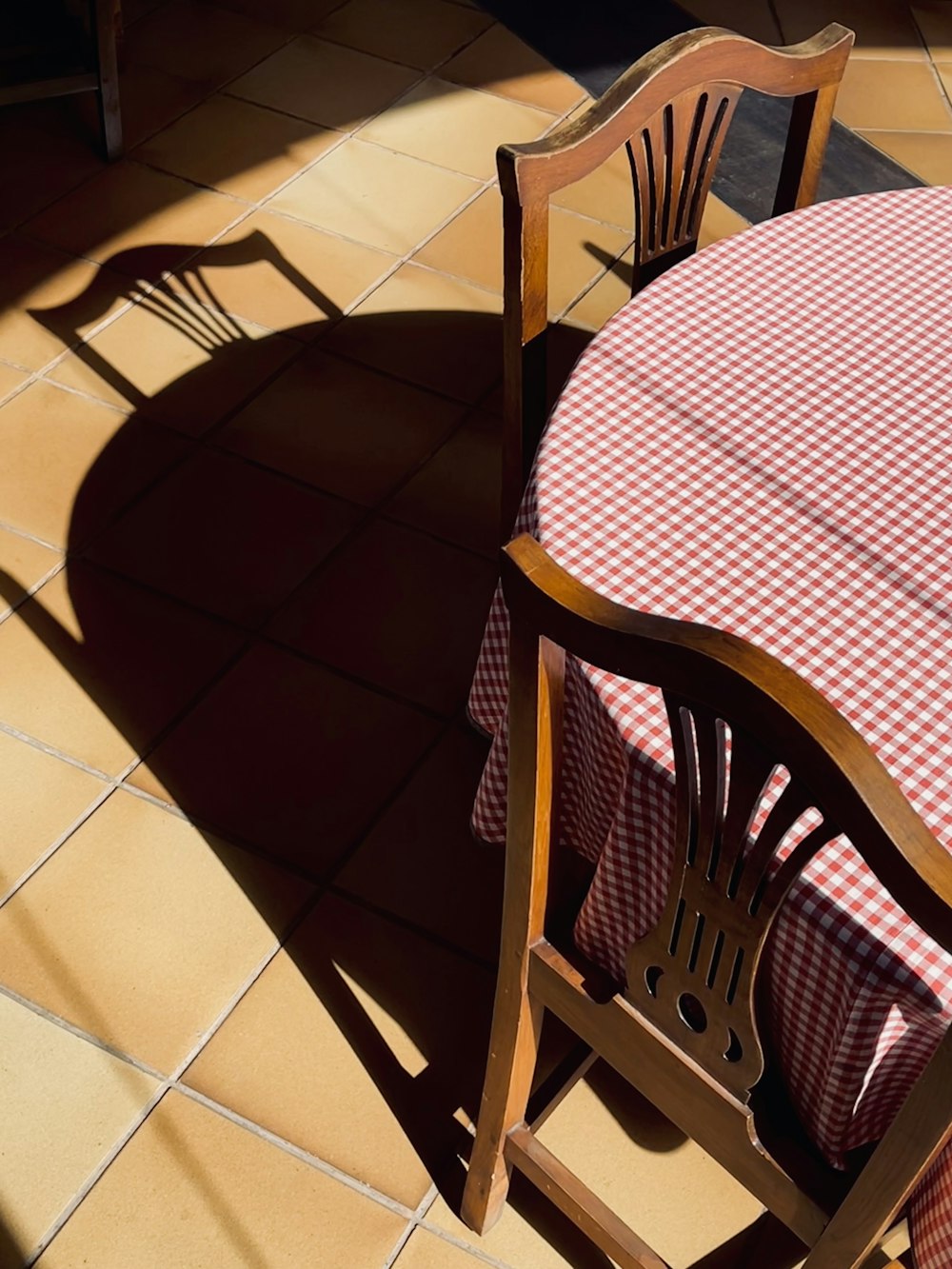 una mesa con un mantel a cuadros rojos y blancos