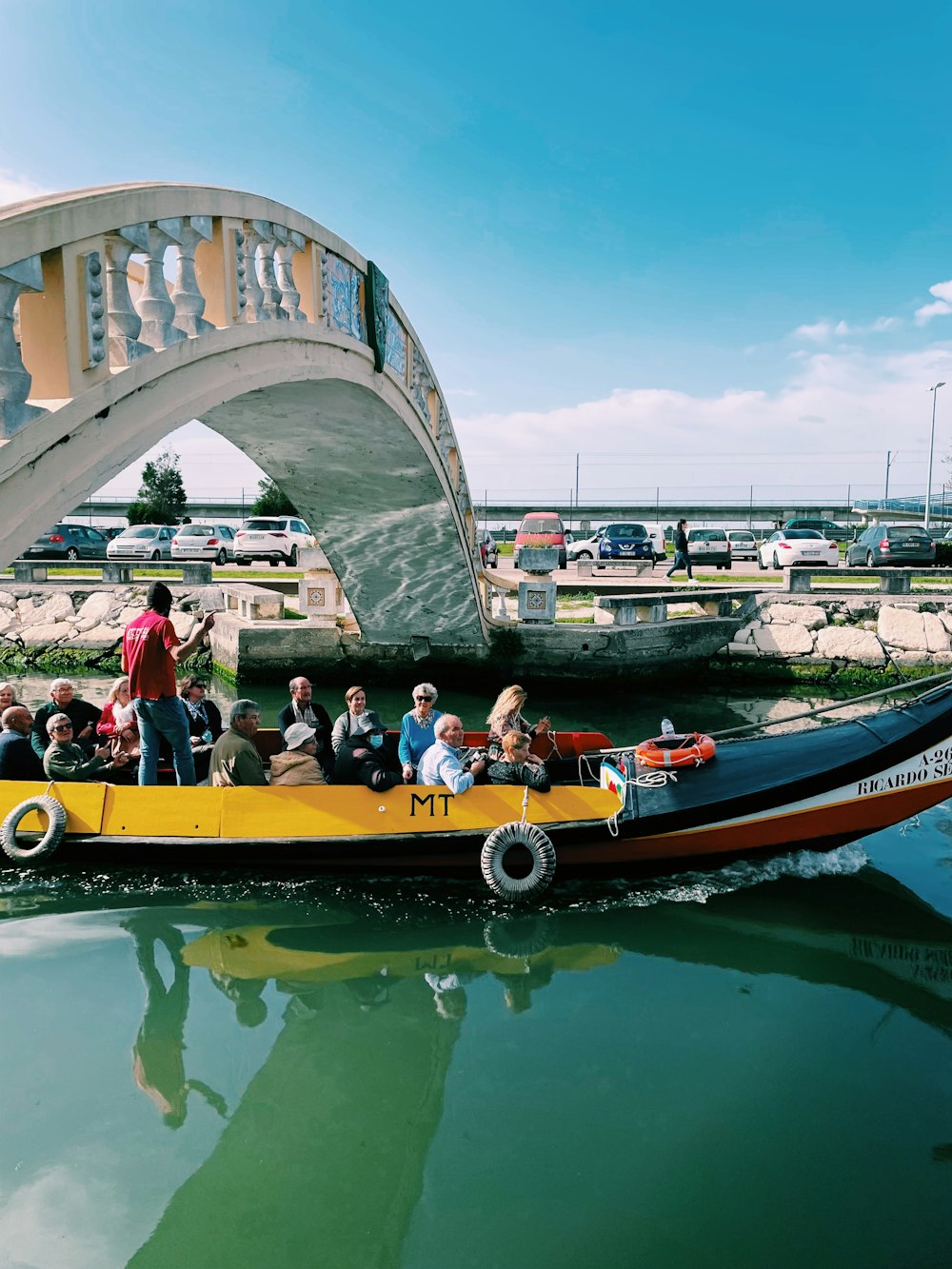 Un grupo de personas montadas en la parte trasera de un barco amarillo
