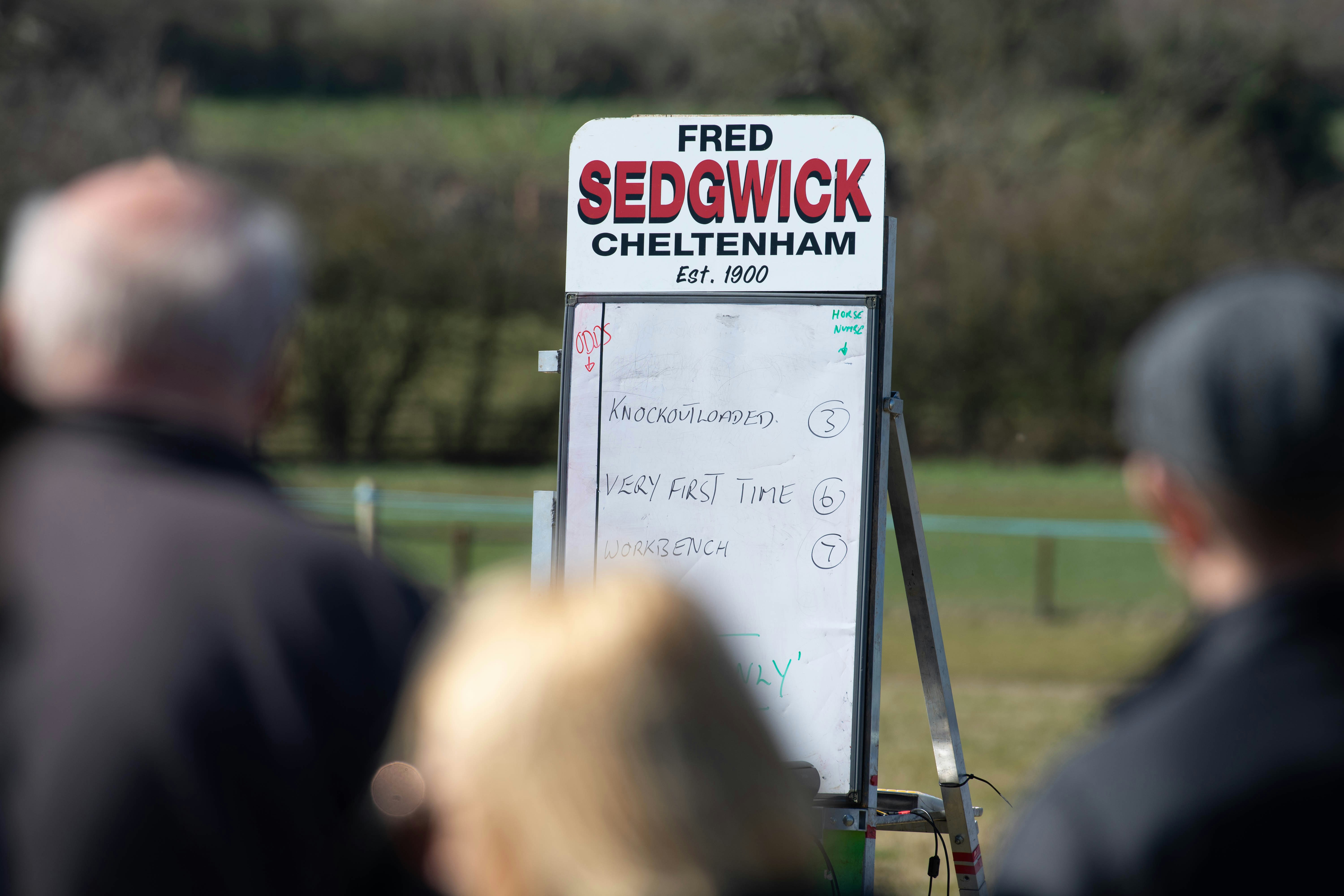 Pizarra táctica con flechas y esquemas de ataque por bandas
