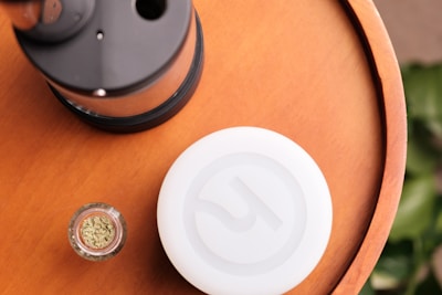 Ingredients of Helix Original displayed on a rustic wooden table.