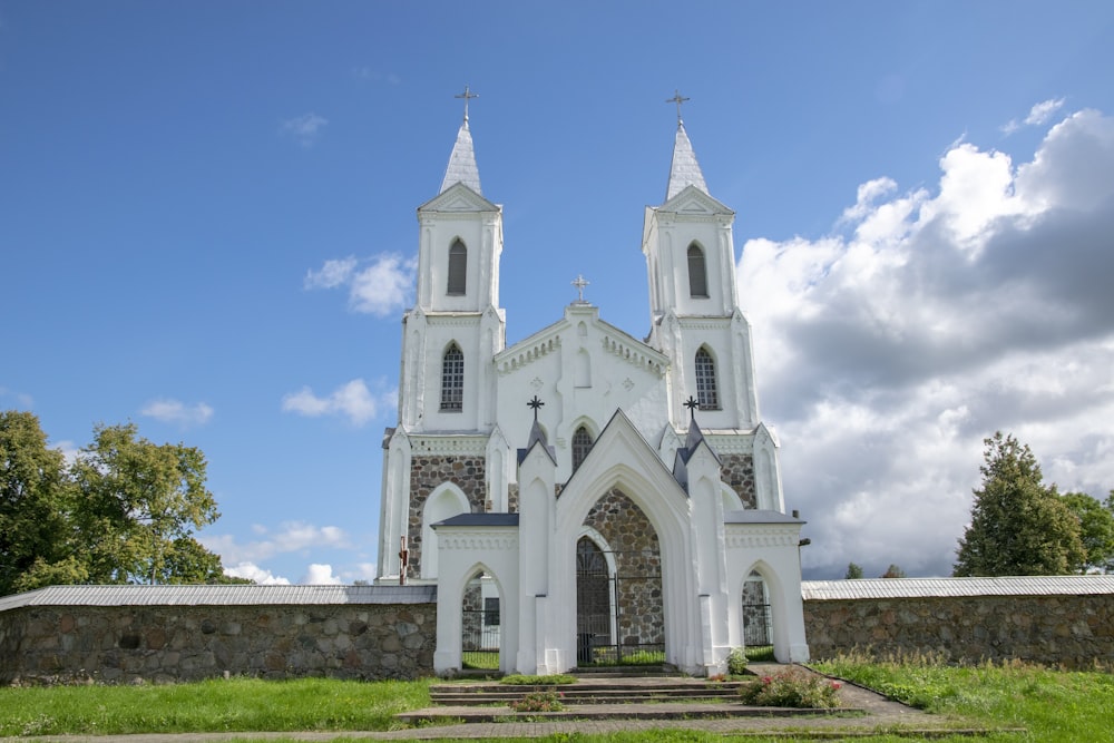 Una grande chiesa bianca con due campanili ai lati