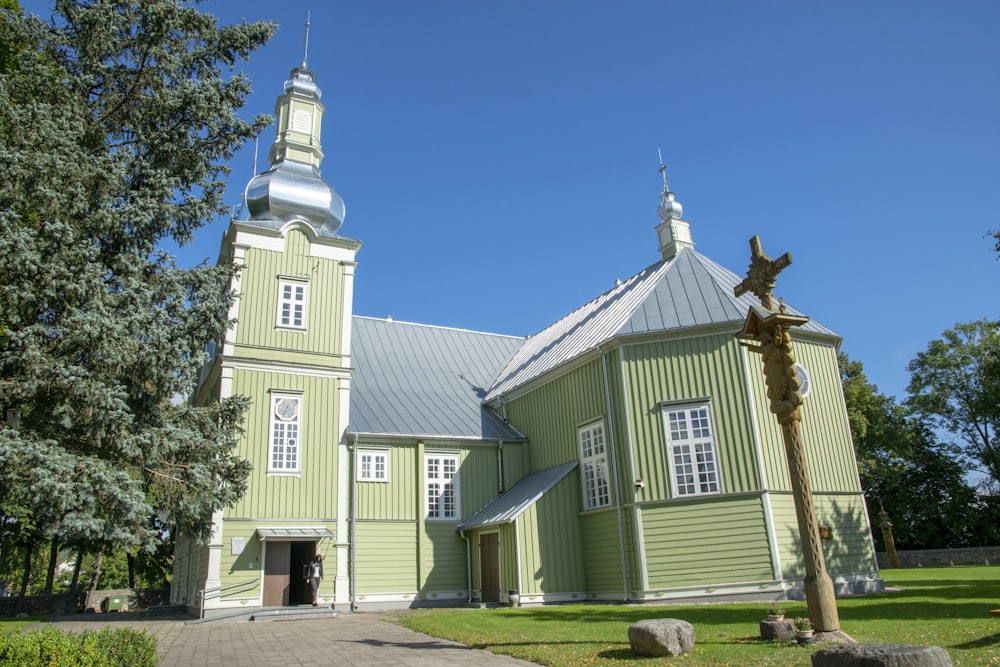 Una grande chiesa verde con un alto campanile