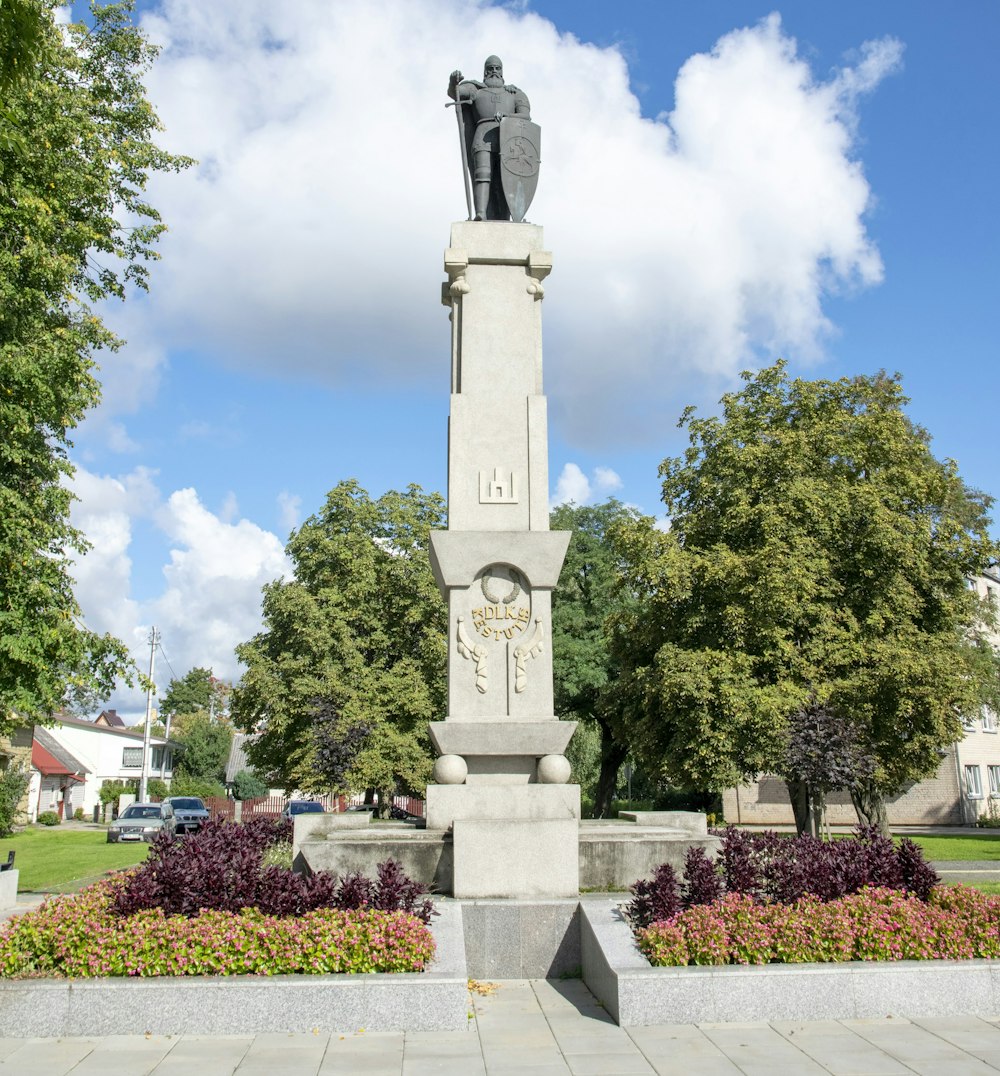 un monumento con una statua di un uomo sopra di esso